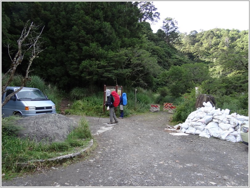 2012-07-10 07-03-56南湖大山登山口準備出發.JPG